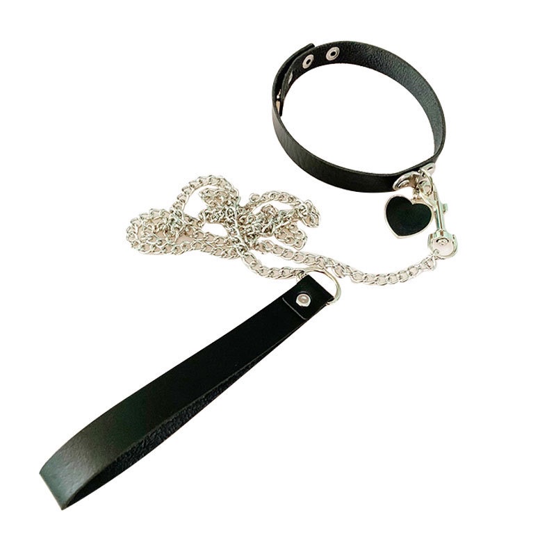 Vòng cổ Chocker đa dạng phong cách kèm dây xích dắt