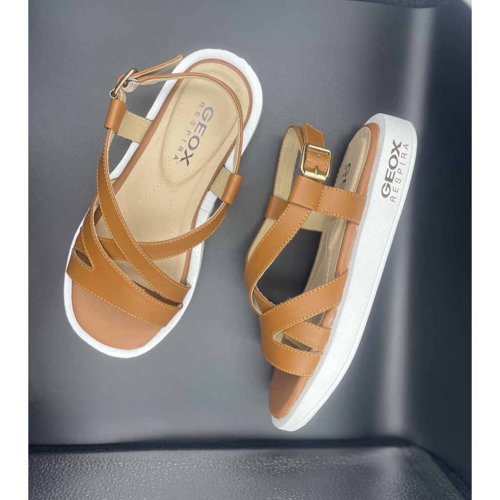 Sandal nữ xuất dư thương hiệu G.e.o.x quai da bò nguyên miếng, đế eva siêu mềm dẻo và êm ái.
