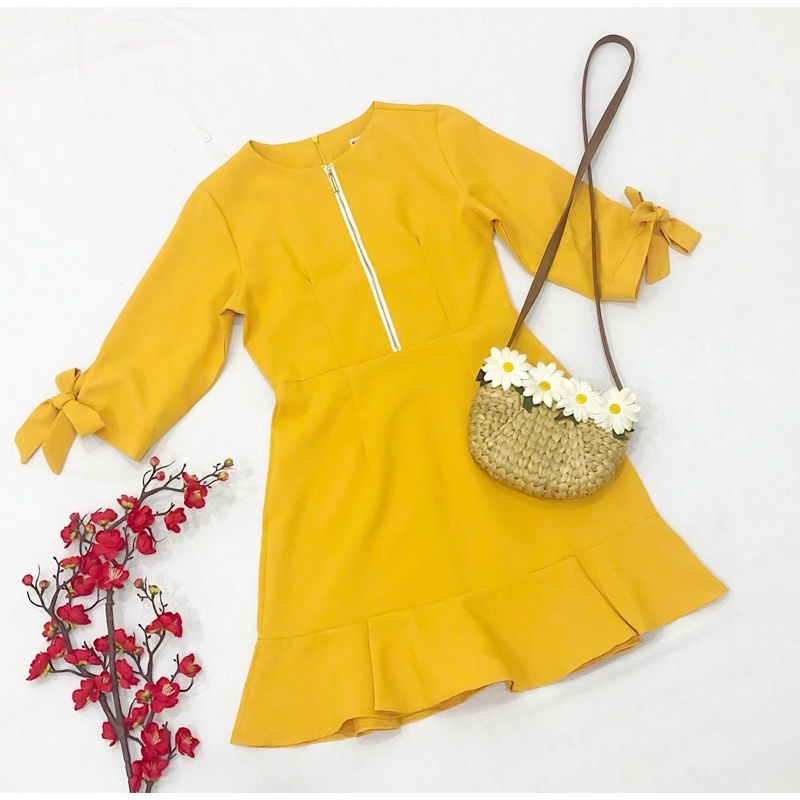 Đầm vàng phối dây kéo