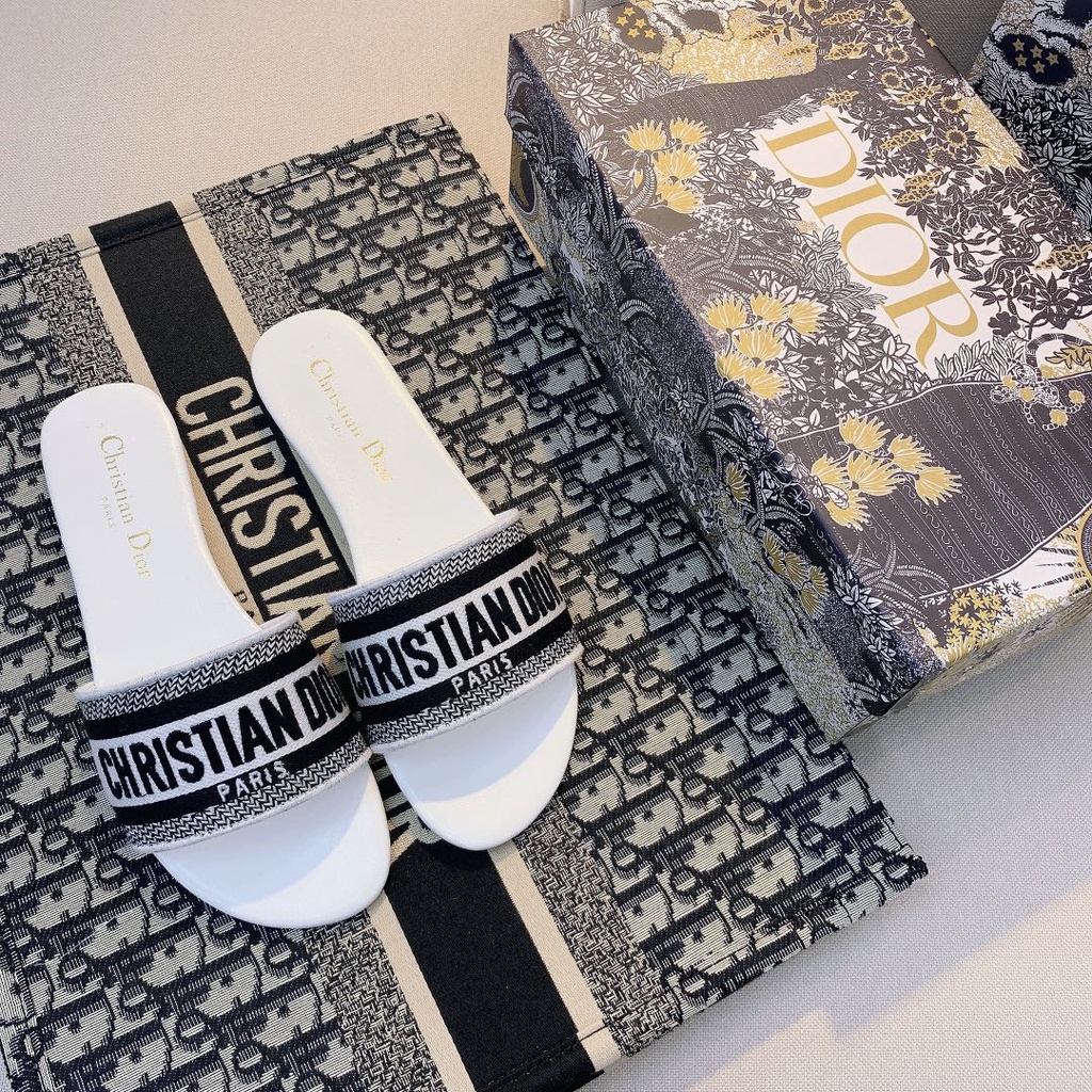 Xăng đan Đế Bằng Cổ Điển Không Có Hộp Cho Nữ