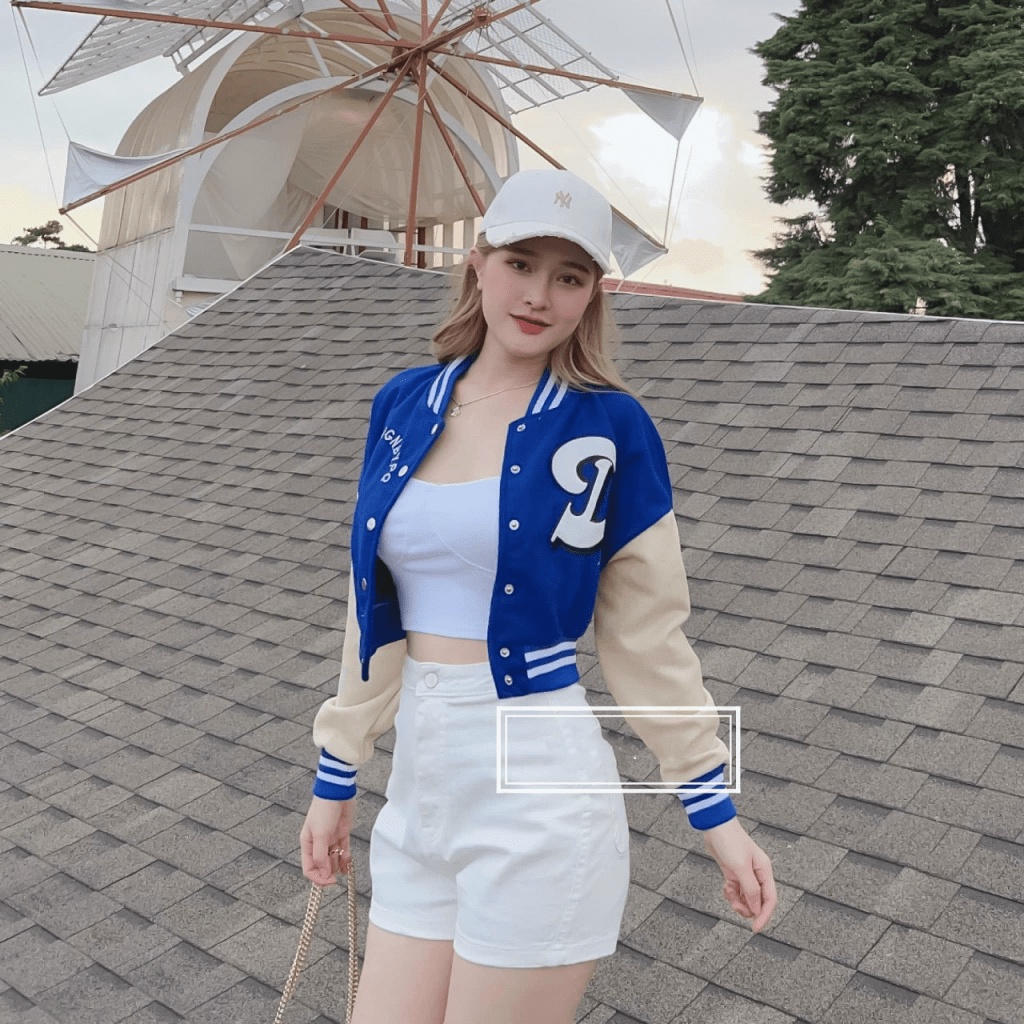 ÁO KHOÁC NHẸ NỮ CÚC BẤM PHONG CÁCH CROPTOP HỌA TIẾT CHỮ D SÀNH ĐIỆU THỜI TRANG