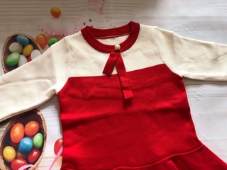 Váy len đỏ tay trắng