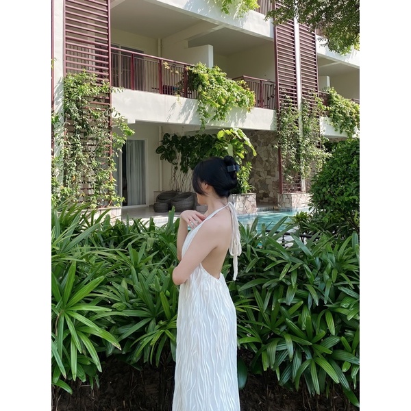 Đầm cổ yếm