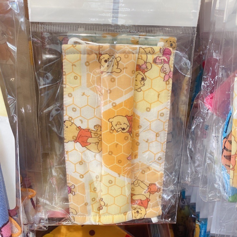 Khẩu trang vải kiểu y tế gấu Pooh | BigBuy360 - bigbuy360.vn