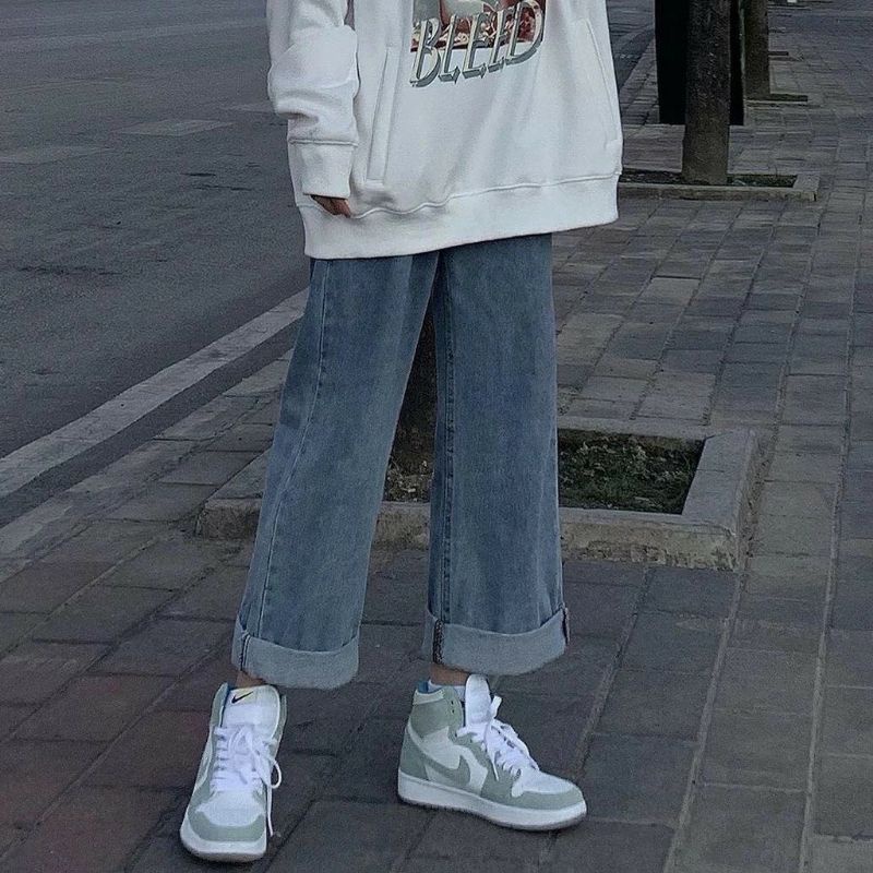 Quần jean ống suông màu sắc cơ bản cổ điển. Phong cách đơn giản, mặc rất thoải mái! | BigBuy360 - bigbuy360.vn