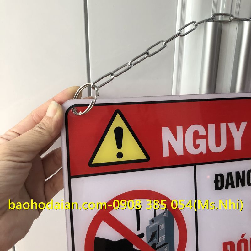 Biển báo máy đang bảo trì cấm đóng điện chất liệu mica có xích treo tiện dụng