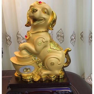 Tượng chó vàng ôm lượng tiền
