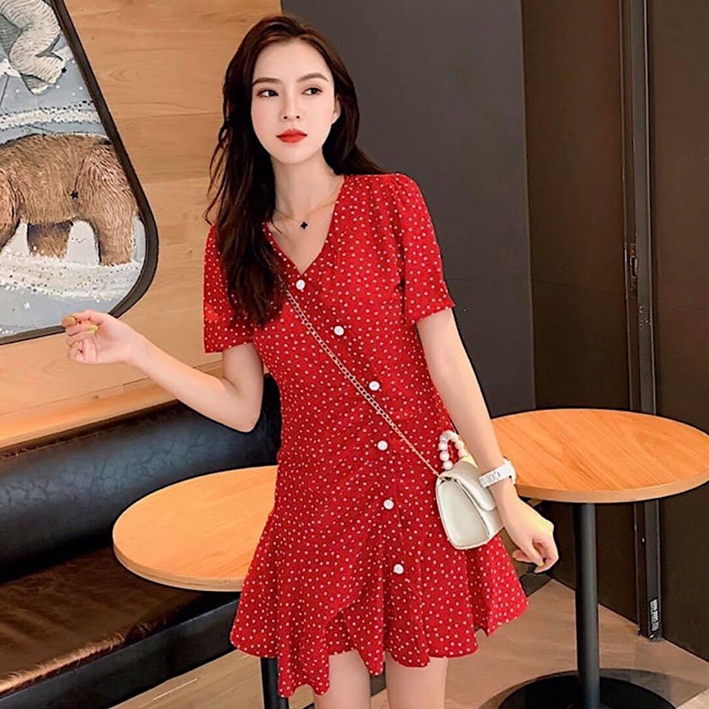 Đầm bi đỏ nút trắng