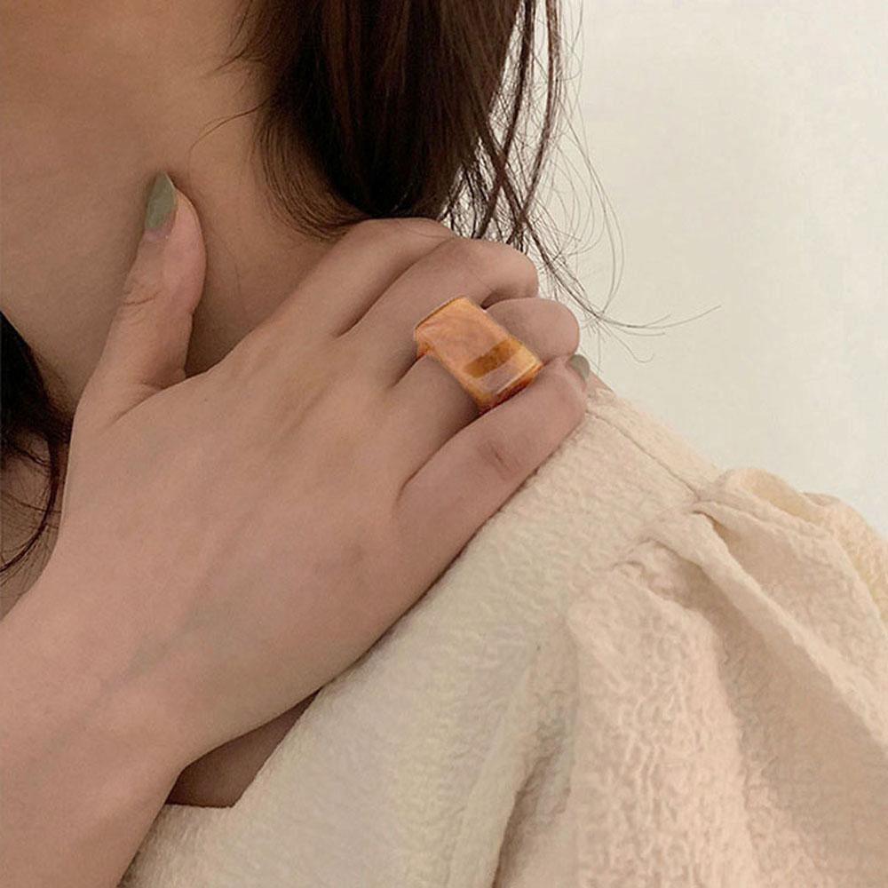 Mocho Nhẫn Acrylic Acetate Hình Học Bất Đối Xứng Cổ Điển Thời Trang