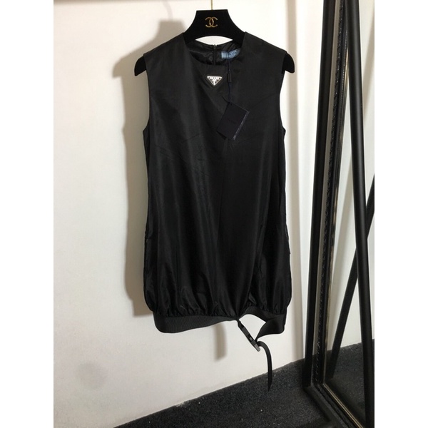 váy vest không tay màu đen mới logo ngực kim loại logo tam giác túi sau thiết kế túi dây rút túi hông prada