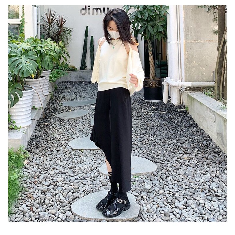 Penthouse Seok Gyeong Set Áo Cardigan Cổ Tròn Trễ Vai + Áo Yếm