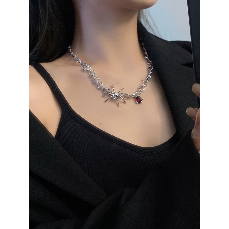 Europe and the United States small design sense necklace high INS cold wind personality spider ruby collarbone chain