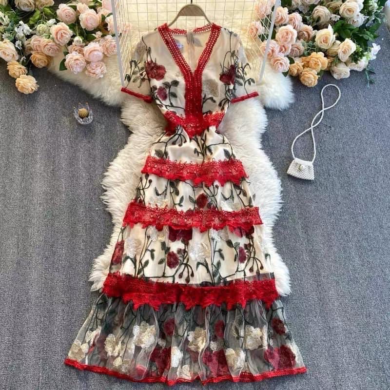 Váy đỏ tầng