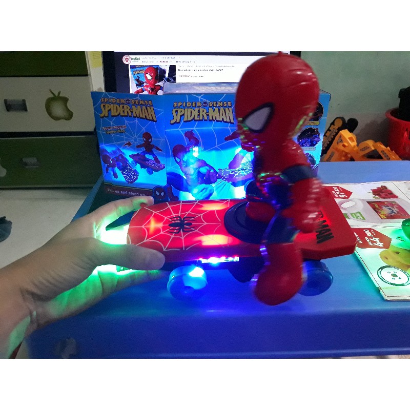 đồ chơi người nhện trượt ván
