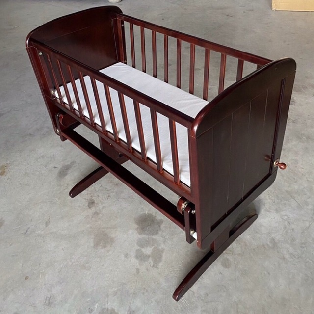 Nôi gỗ lắc lư xuất Âu gỗ thông sơn màu