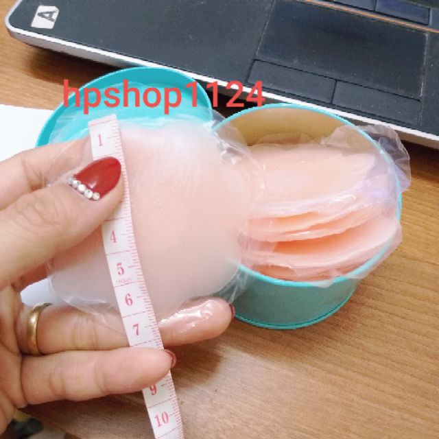 Hộp 10 Miếng dán ti, dán ngực, dán nhũ hoa silicon hình hoa mai hộp thiếc xanh