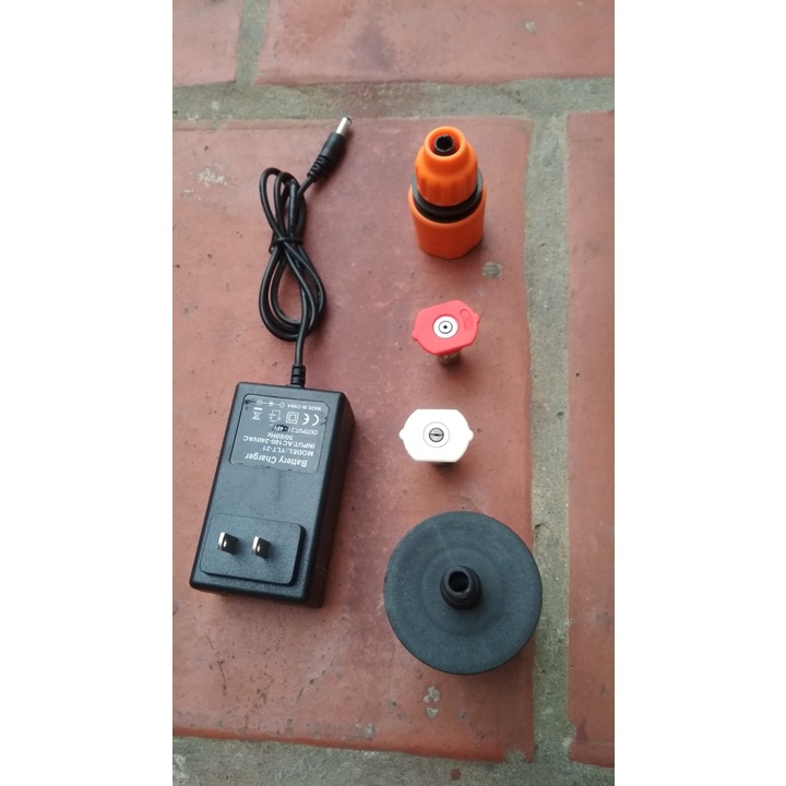 Máy rửa xe chạy pin