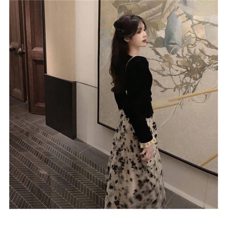 Áo kiểu nhung cổ vuông tay dài + chân váy lưới hoa màu đen thời trang nữ tính 2020