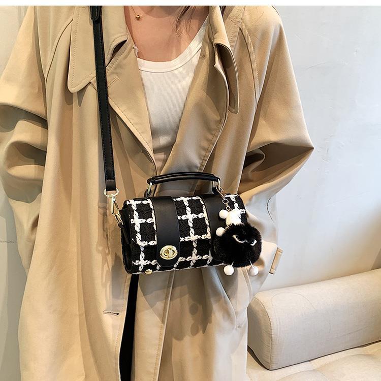 IELGY Túi Đeo Chéo Nhỏ Hình Vuông Bằng Len niche Thiết Kế Mới Phổ Biến Cho Nữ