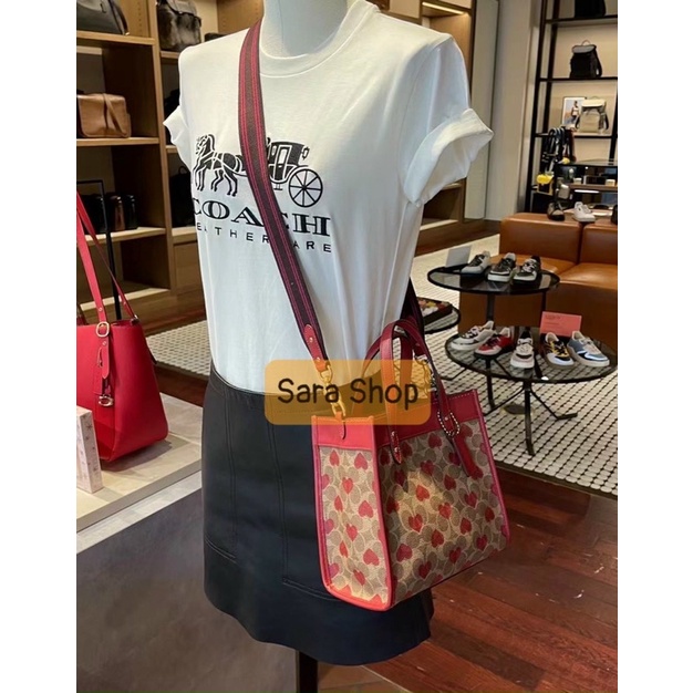 Sẵn sale Túi Coach tote 22 hoạ tiết tim