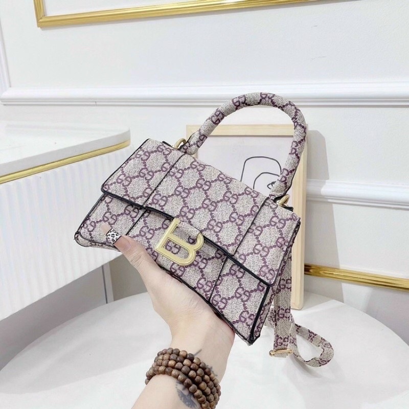 Túi cầm tay đính tag treo B kèm dây đeo chéo size 18 siêu xinh