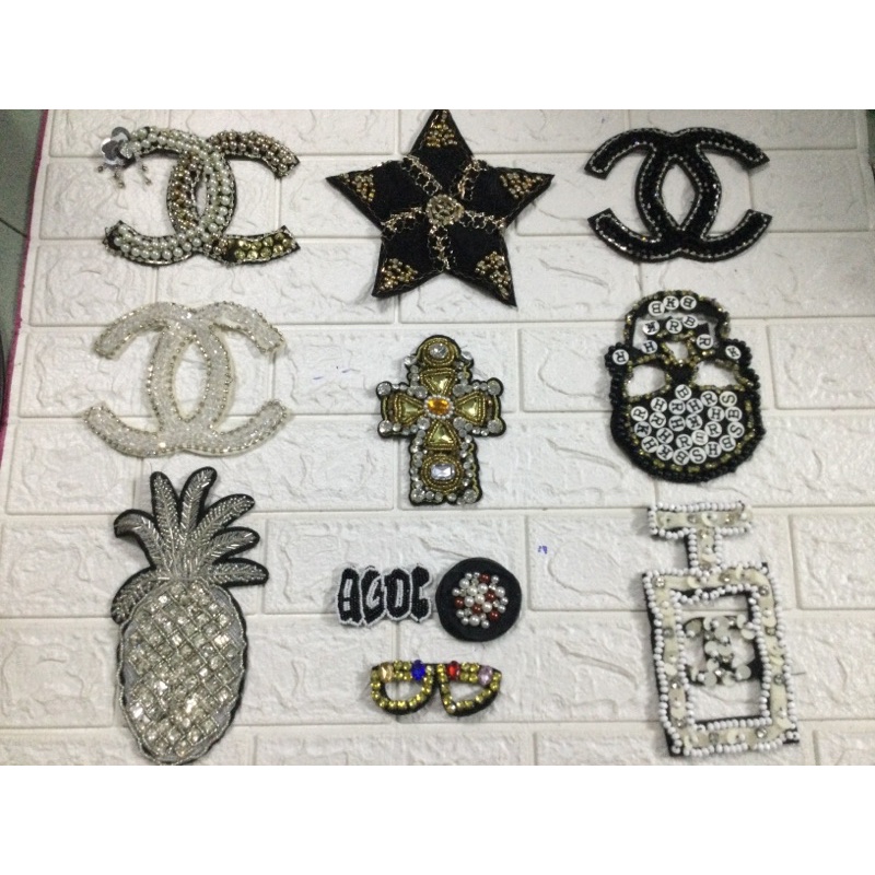 Logo đính hạt ( logo hạt 1...) dùng để đính áo , váy , túi xách …