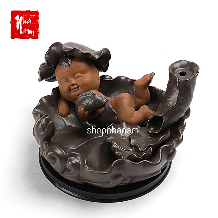 Thác khói trầm hương để bàn tặng 3 nụ trầm quân nghi tử tôn cậu bé ôm cá chép vàng bên ao sen