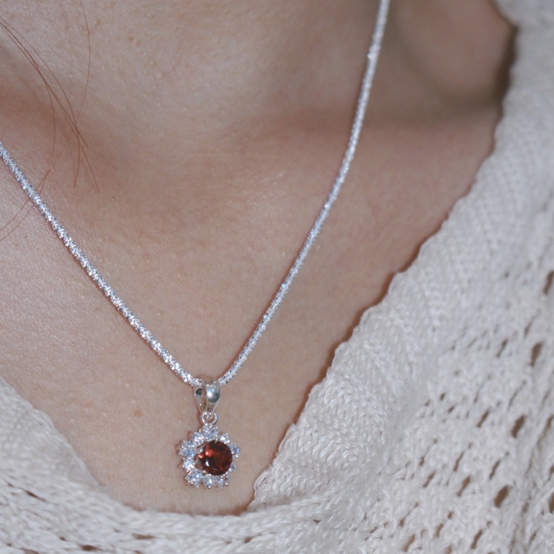 Dây Chuyền Garnet Viền Hoa Vuông MDGVHTR22A Patronus