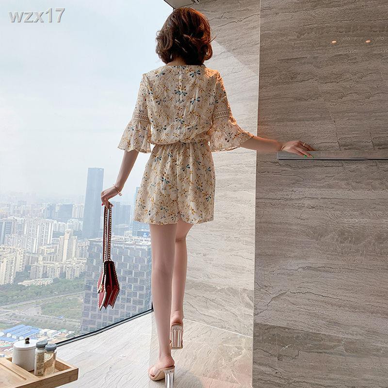 Ren rỗng tươi mát cổ chữ V thắt lưng cao tay loe hoa quần short jumpsuit nữ mùa hè 2020 phong cách mới