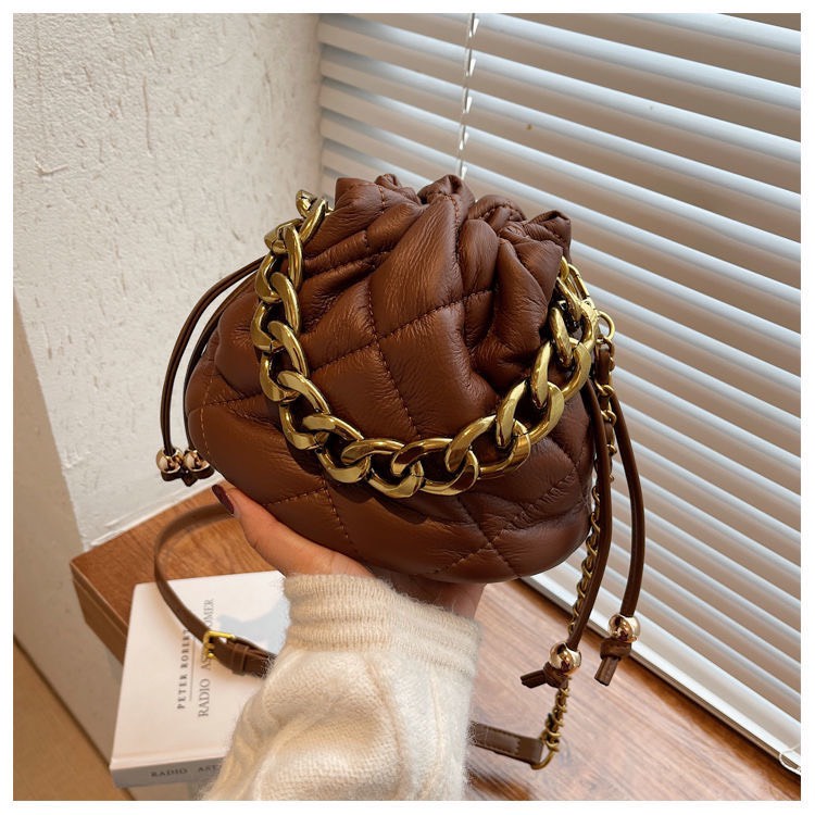 Túi xách nữ dây rút dập trám màu trơn kèm phụ kiện thời trang nữ