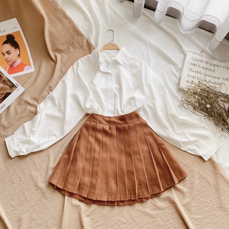 Set áo sơ mi trắng dài tay kèm chân váy nâu và áo len ghile