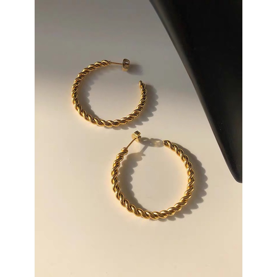 Bông tai thép titan hình tròn cỡ lớn dạng xoắn mạ vàng 18k phong cách retro Hồng Kông cổ điển chống dị ứng cho nữ
