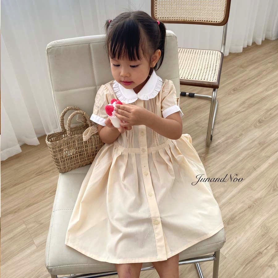 Váy xếp ly trước ngực, dáng xòe, cổ sen, tay ngắn, 2 màu vàng và hồng JUN&NOV