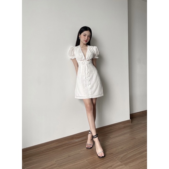 Đầm hoa trắng nữ dáng chữ A tay ngắn phồng khoét chân ngực sang trọng - Byveestyle