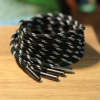 Dây giày tròn màu đen sọc trắng có đầu bọc kim loại