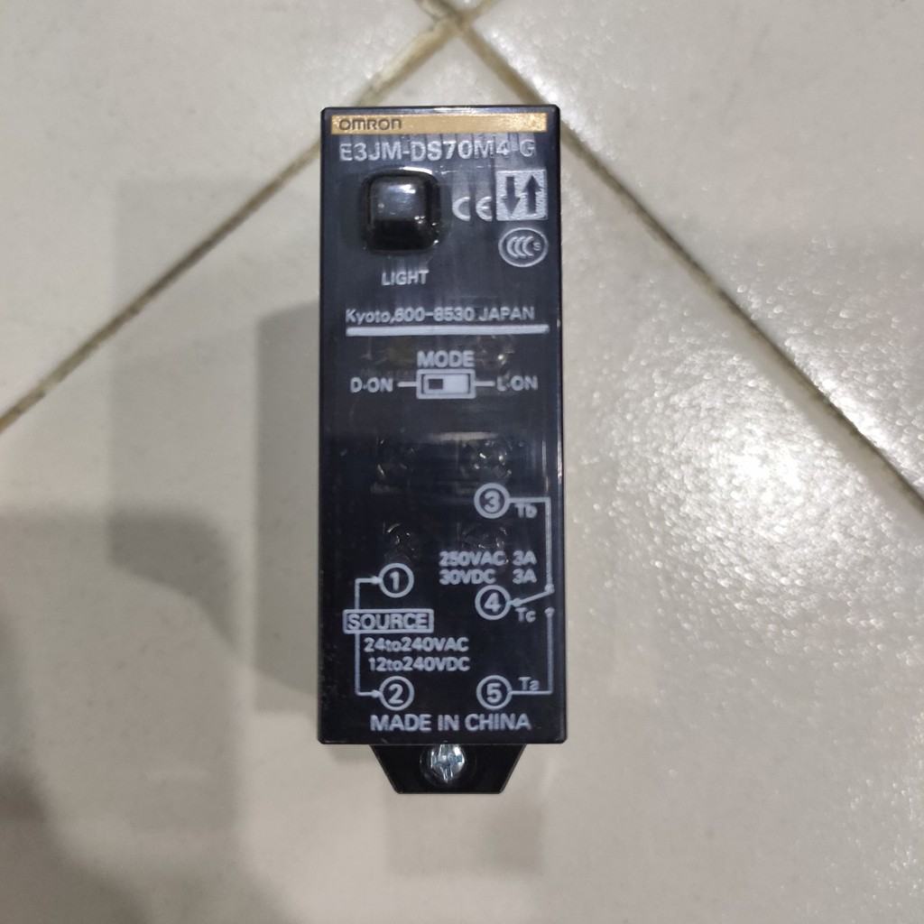 Cảm biến Omron E3JM-DS70M4-G