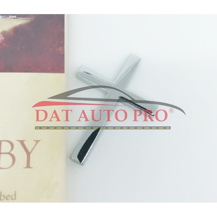 Tem logo kim loại nổi 3D Thánh Giá trang trí xe oto màu trắng.