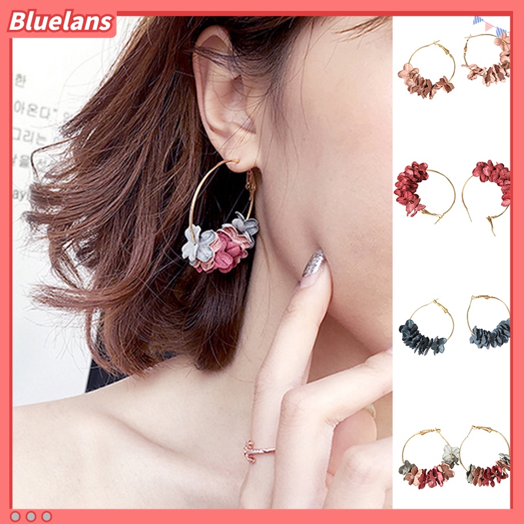 Đôi khuyên tai kim loại dạng vòng phối hoa trang trí độc đáo cho nữ