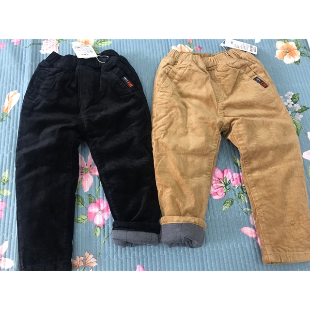 quần nhung tăm bé trai bên trong lót cottong nỉ,hàng nóng hỏng tay,không thể đẹp hơn nữa.mẹ nào chưa mua thì mua ngay ạ