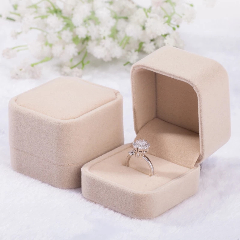 Hộp đựng nhẫn hình vuông bằng nhung sang trọng