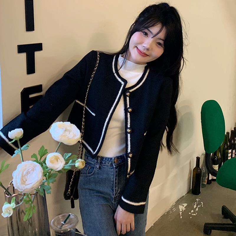 Áo khoác ngắn màu đen phong cách Hàn Quốc cho nữ