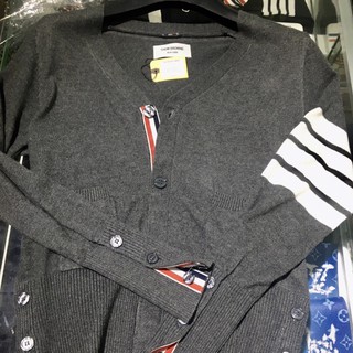 TB - ÁO LEN DỆT KIM NAM NỮ CARDIGAN CASHMERE, XÁM 4 SỌC TRẮNG, ĐỦ TAGS, CỜ SAU GÁY, CAO CẤP, MENSWEAR WOMENSWEAR CARDIGA