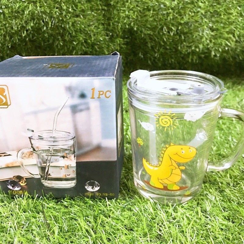 Ly thủy tinh cao cấp chia vạch hoạt hình có quai , nắp chống tràn + tặng kèm ống hút dùng uống sữa , nước trái cây