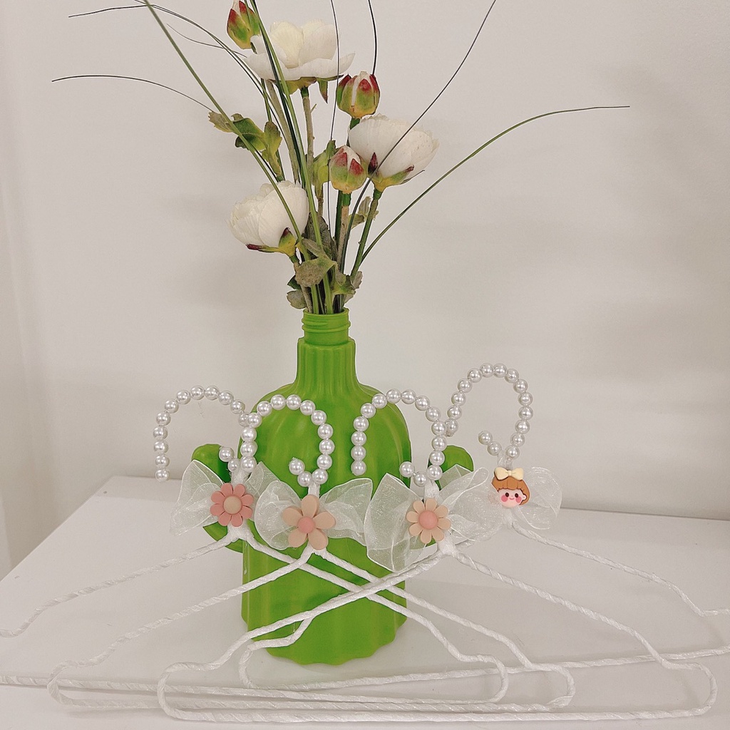 Móc áo em bé viền ngọc trai gắn họa tiết cute kích thước 27cm màu trắng mã 001