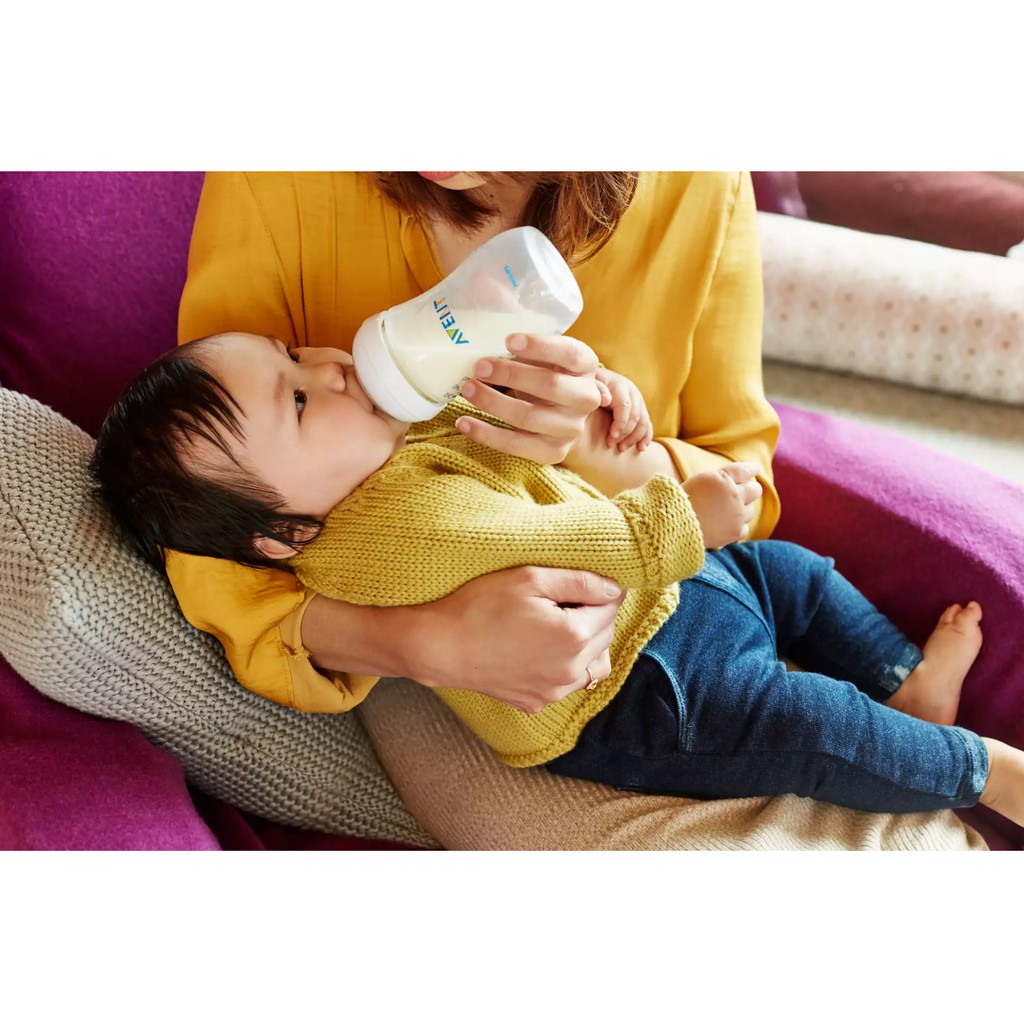 Bình Sữa Mô Phỏng Tự Nhiên Núm 4 Lỗ Philips Avent SCF693/13 (330ml)