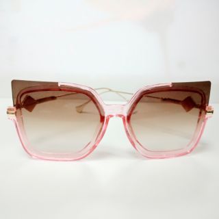 Kính mát nữ Louis Vuitton màu hồng gọng mãnh xinh yêu