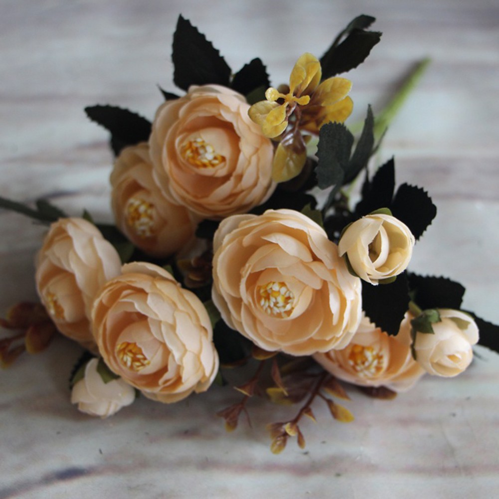 1 bó hoa hồng giả bằng vải lụa để trang trí tiệc cưới , khách sạn