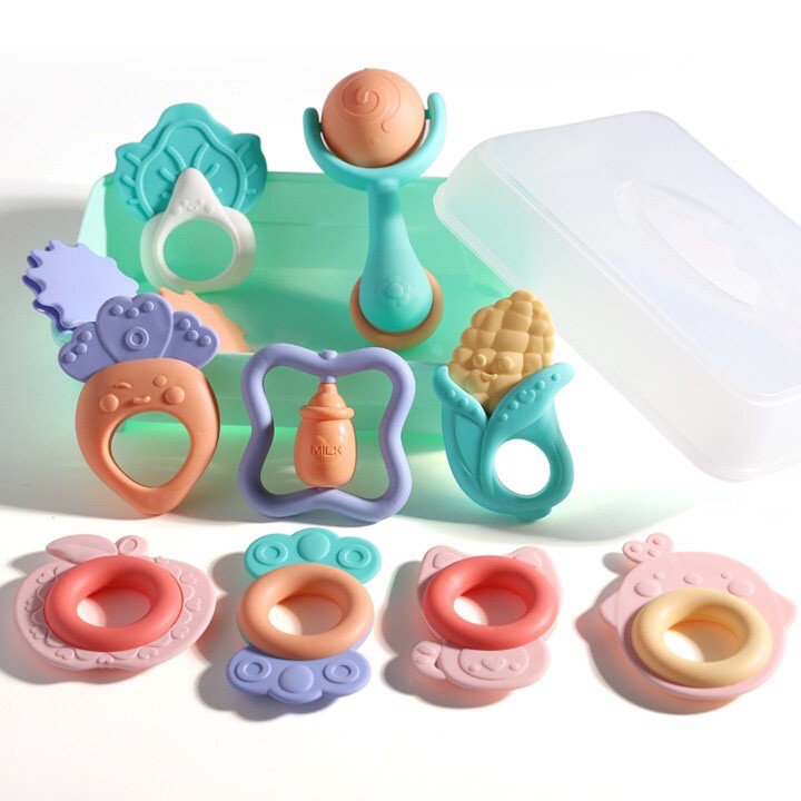 Xúc xắc Gặm nướu 10 món mẫu hộp nhựa,sản phẩm gồm 10 chi tiết: vừa là xúc xắc cho bé chơi, vừa có gặm nướu cho bé.