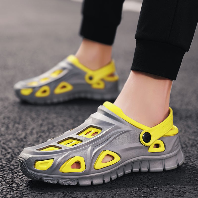 Summer hole shoes Men s sandals Beach Korean style Trend personality and slippers Baotou Outer wear Casual