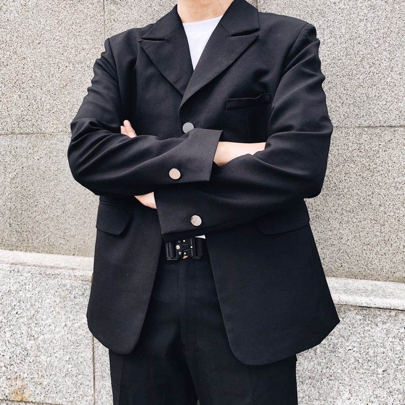 Áo vest đen nút kim loại